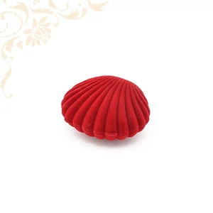 Kagyló formájú piros gyűrűdoboz Kagyló formájú piros gyűrűdoboz