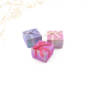 Fényes papír ékszerdoboz gyűrű vagy fülbevaló csomagolásához Fényes papír ékszerdoboz gyűrű vagy fülbevaló csomagolásához