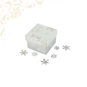 Ezüst színű hópelyhes papír ékszerdoboz, gyűrű és fülbevaló - akár mindkettő - csomagolásához.    