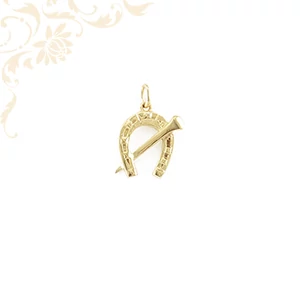 Arany szerencsepatkó szöggel. Arany szerencsepatkó szöggel.