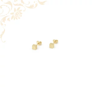 Kocka formájú arany fülbevaló.  Kocka formájú arany fülbevaló.