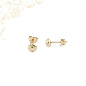 14 karátos sárga arany stekkeres fülbevaló. Lapos, kerek fejrésszel, melyet aprólékos, metszett, gyémánt csiszolásra emlékeztető mintázat borít.