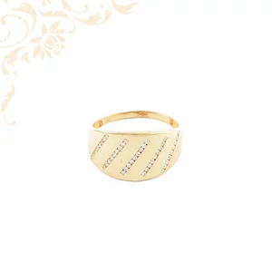 Fényes felületű, 14 karátos arany gyűrű átlósan futó, csillogó cirkónia kő díszítéssel – elegáns ékszer ajándékba vagy mindennapi viseletre Fényes felületű, 14 karátos arany gyűrű átlósan futó, csillogó cirkónia kő díszítéssel – elegáns ékszer ajándékba vagy mindennapi viseletre