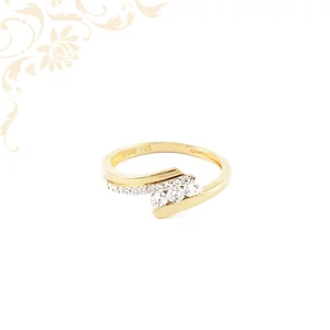 14 karátos arany gyűrű aszimmetrikus formával, cirkónia kövekkel, elegáns és modern megjelenés