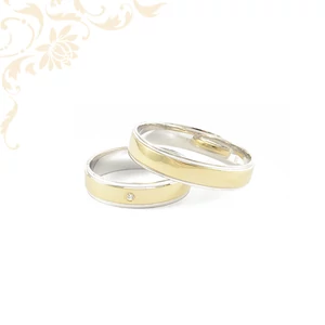14K kombinált arany karikagyűrű pár. Kéttónusú design, széles sín, amely fehér- és sárgaarany szalagból áll. A női gyűrűt egy apró, beültetett cirkónia kő díszíti. 14K kombinált arany karikagyűrű pár. Kéttónusú design, széles sín, amely fehér- és sárgaarany szalagból áll. A női gyűrűt egy apró, beültetett cirkónia kő díszíti.