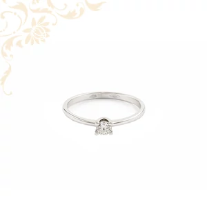 Elegáns fehér tónusú arany eljegyzési gyűrű négykarmos foglalatba illesztett, szikrázóan fehér cirkónia kővel.