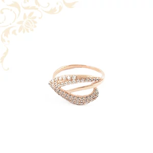 Modern, rozé arany gyűrű, hullámzó, csavart mintázattal. Az arany gyűrű felületét sűrűn beültetett apró fehér cirkónia kövek díszítik.