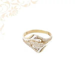 Exkluzív, széles fazonú arany gyűrű szikrázó köves mintával, extravagáns női arany ékszer