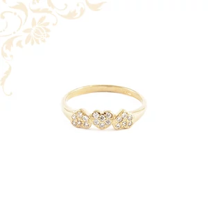 Romantikus 14 karátos arany női gyűrű három kövekkel kirakott szív motívummal és polírozott sínnel