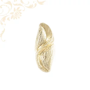 4K sárga arany, széles, statement női gyűrű. Domború, hosszúkás forma, amely sodrott hullámokat ábrázol. A teljes felület rendkívül csillogó diamond-cut (gyémánttal vágott) textúrával készült 4K sárga arany, széles, statement női gyűrű. Domború, hosszúkás forma, amely sodrott hullámokat ábrázol. A teljes felület rendkívül csillogó diamond-cut (gyémánttal vágott) textúrával készült