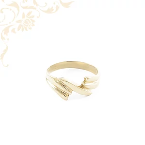 Letisztult, mégis formabontó aszimmetrikus arany gyűrű, kortárs női ékszer