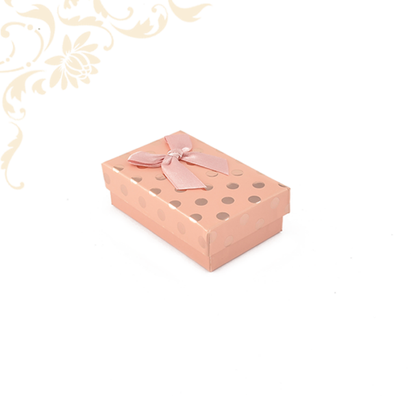 Rózsaszín pöttyös papír ékszerdoboz masnival, kicsi szettes kivitelben, fülbevaló és gyűrű csomagolásához. 