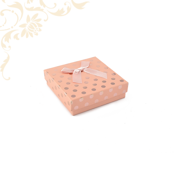 Rózsaszín pöttyös papír ékszerdoboz masnival, közepes szettes kivitelben, fülbevaló és gyűrű csomagolásához. 