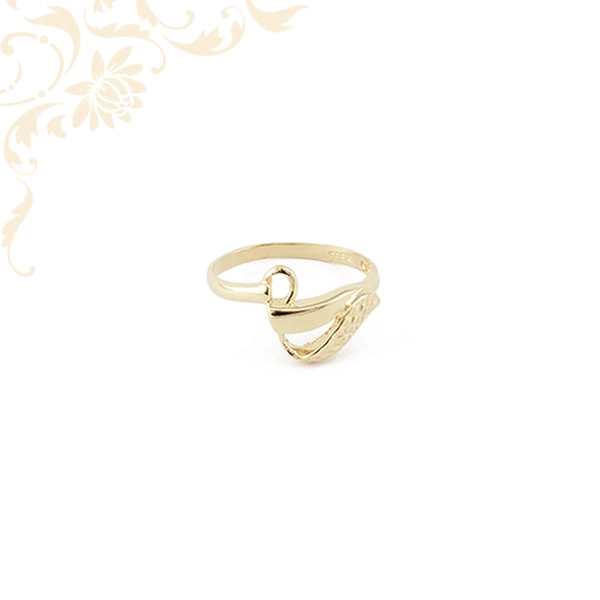 Áttört fejrészű, ízléses gyémántvésett mintával díszített női arany gyűrű