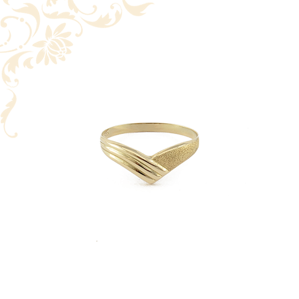 Kis súlyú, gyémántvésett mintával és mattítással díszített női arany gyűrű.