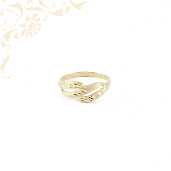 Áttört fejrészű, ízléses gyémántvésett mintával díszített női arany gyűrű