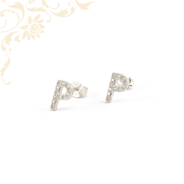P betűt mintázó ezüst fülbevaló, fehér színű cirkónia kövekkel díszítve.