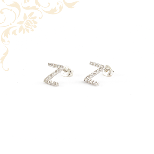 Z betűt mintázó ezüst fülbevaló, fehér színű cirkónia kövekkel díszítve.