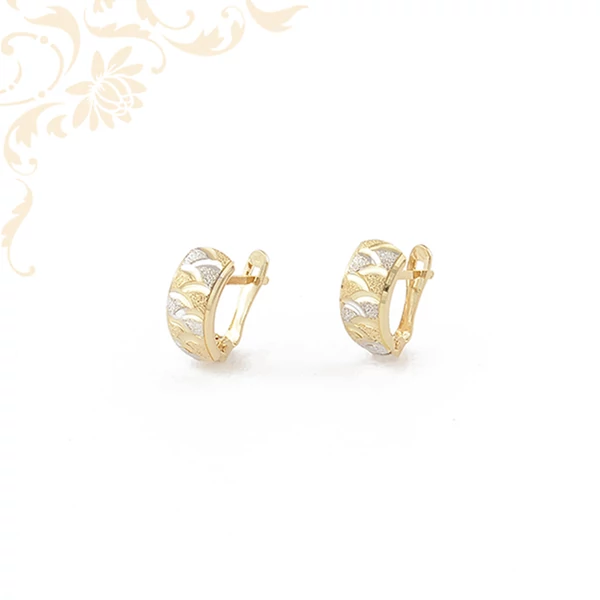 Gyémántvésett mintával díszített arany fülbevaló Gyémántvésett mintával díszített arany fülbevaló