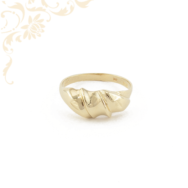 Kiszélesedő fejrészű női arany gyűrű