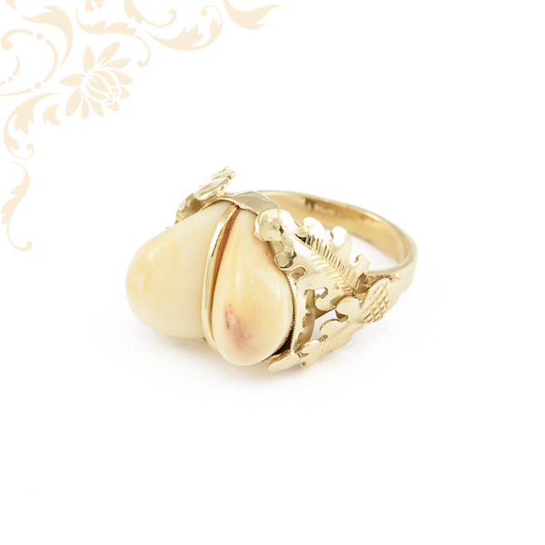 Szarvasfoggal díszített arany gyűrű