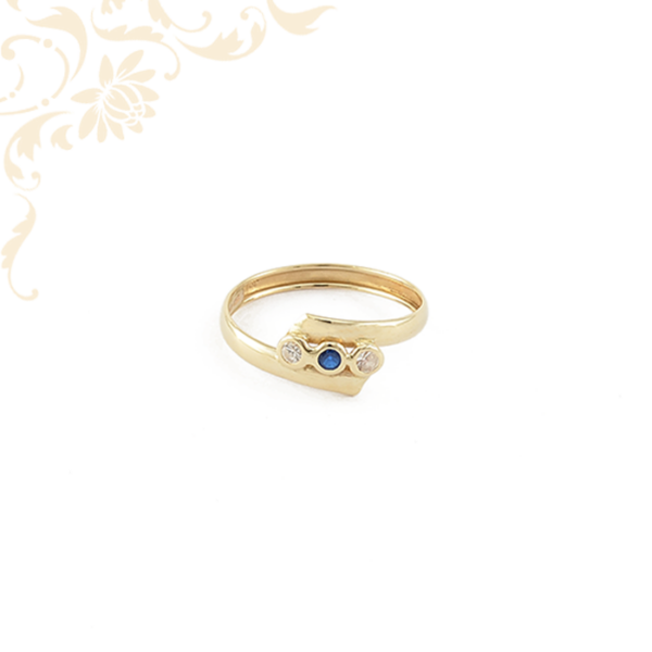 női köves arany gyűrű, kék színű szintetikus, fehér színű cirkónia kövekkel ékesítve.