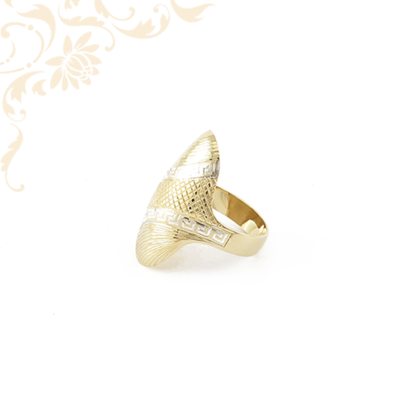 Exkluzív megjelenésű női arany gyűrű, gyémántvésett mintával díszítve.