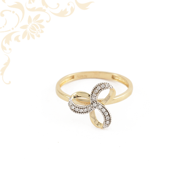 Egyedi megjelenésű, fehér színű cirkónia kövekkel ékesített, női köves arany gyűrű