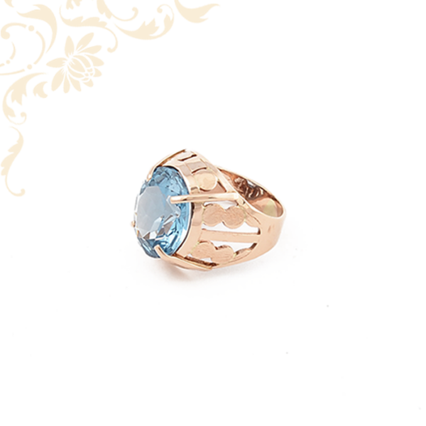 Kék színű kővel ékesített arany gyűrű