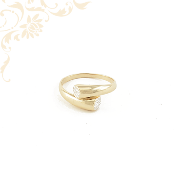Exkluzív megjelenésű női arany gyűrű, gyémántvésett mintával és ródium bevonattal díszítve.