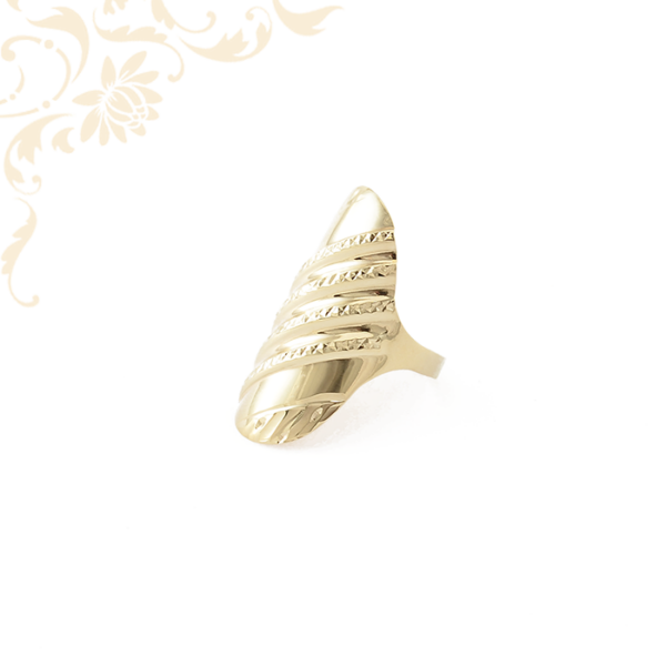 Exkluzív megjelenésű női arany gyűrű, gyémántvésett mintával díszítve