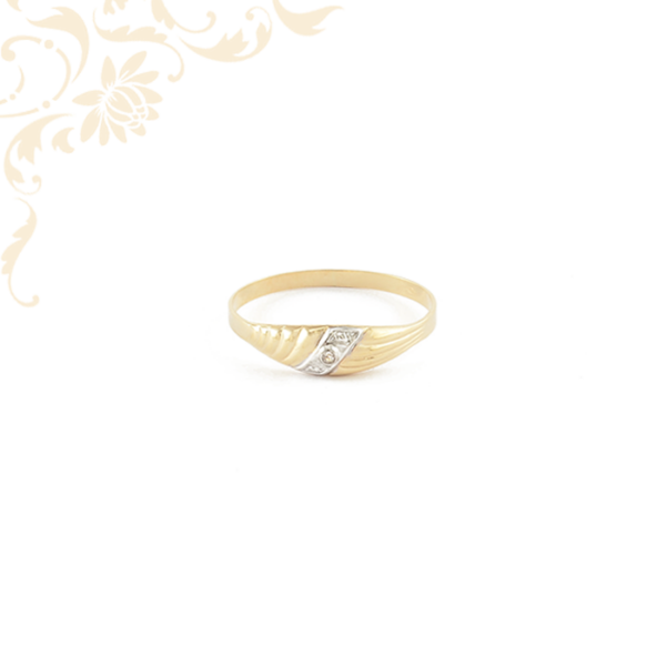 Kis súlyú, préselt női arany gyűrű, fehér színű cirkónia kővel ékesítve