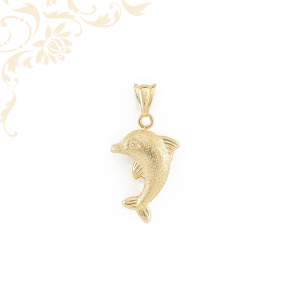 Delfint ábrázoló, üreges arany medál gyémántvéséssel díszítve