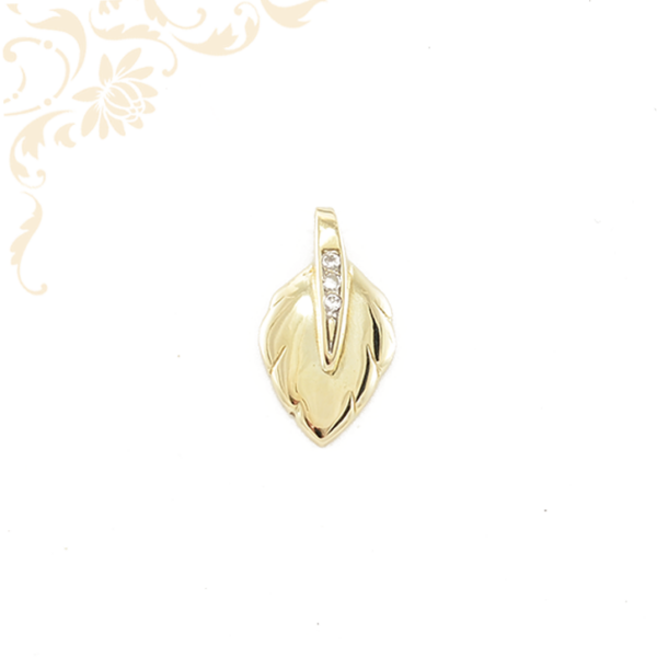Fehér színű cirkónia kövekkel díszített, női arany medál