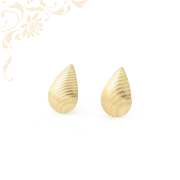 Csepp formájú, gyémántvésett mintával díszített női arany fülbevaló.