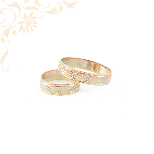 Arany karikagyűrű pár, gyémántvésett mintával díszítve.