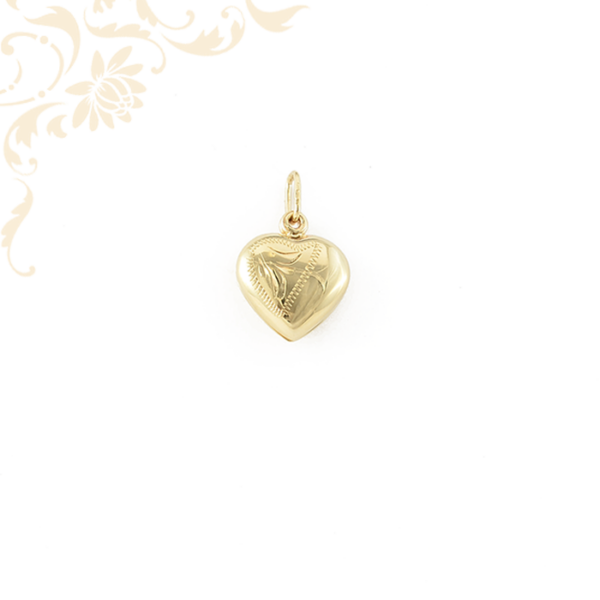 Oldalra nyitható szív alakú képtartó arany medál, gyémántvésett mintával díszítve