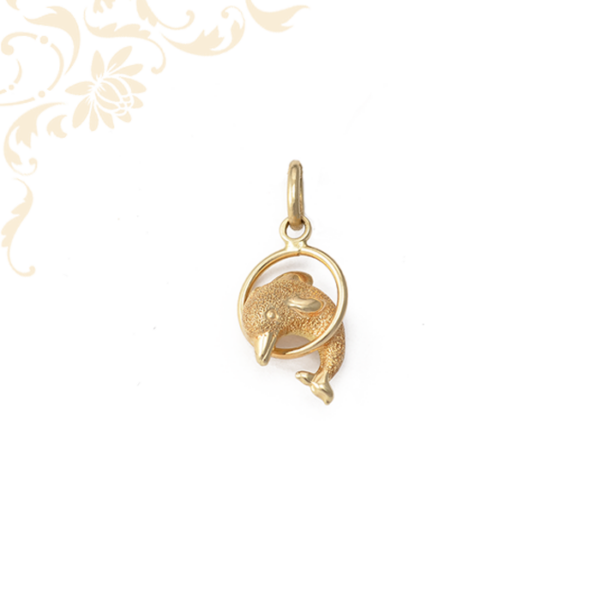 Delfint ábrázoló, üreges, női arany medál 