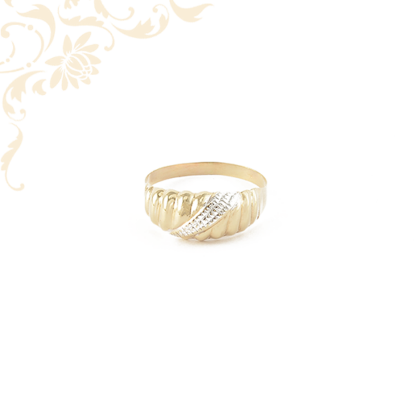 Kis súlyú, női arany gyűrű gyémántvésett mintával díszítve